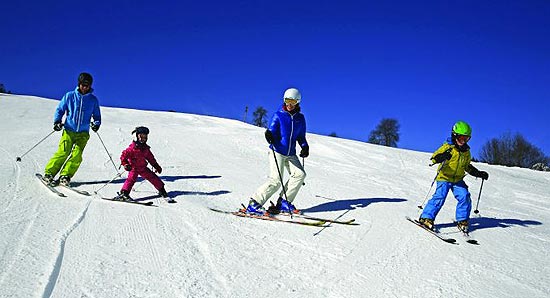 Familie beim Skifahren ©Fotos: H. Raffalt (Bergbahnen Dachstein West)